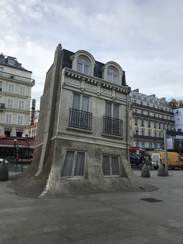 Sculpture dans un environnement urbain.
