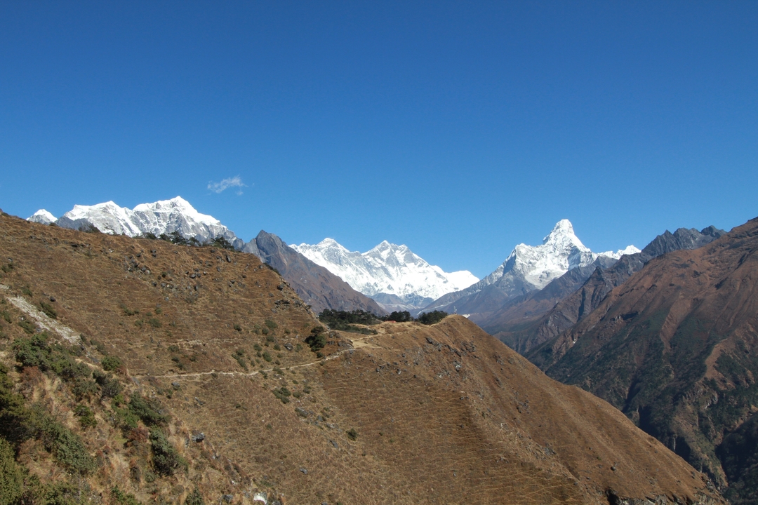 Vue panoramique de montagnes enneigées et de vallées.