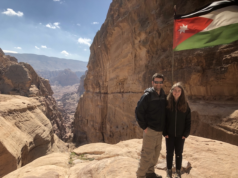 Une personne avec un drapeau sur un site montagneux