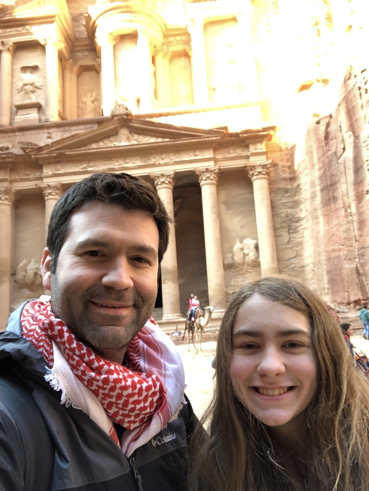 Deux personnes visitant un site historique avec des colonnes