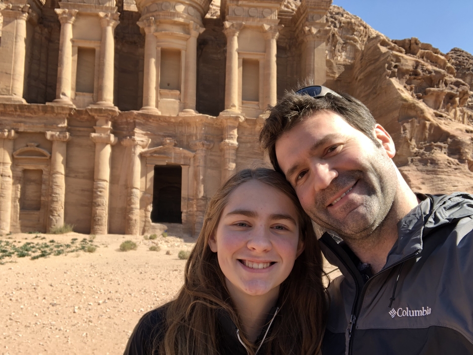 Deux personnes souriantes devant un bâtiment historique