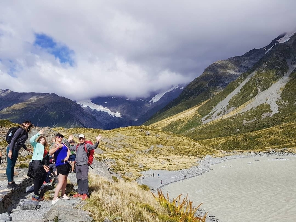 Randonneurs posant dans un paysage montagneux avec des nuages