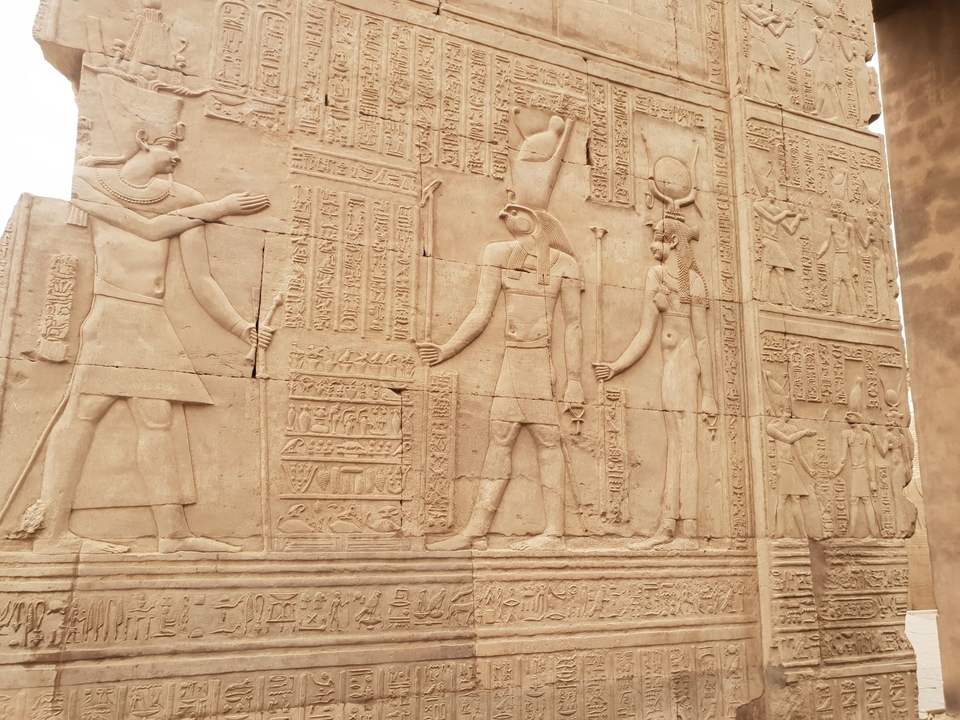 Sculptures complexes sur un bas-relief mural égyptien antique