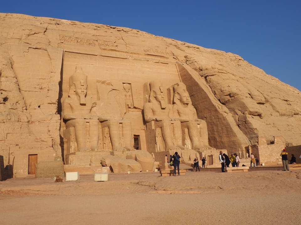 Grand temple rupestre de l'Égypte antique avec statues.