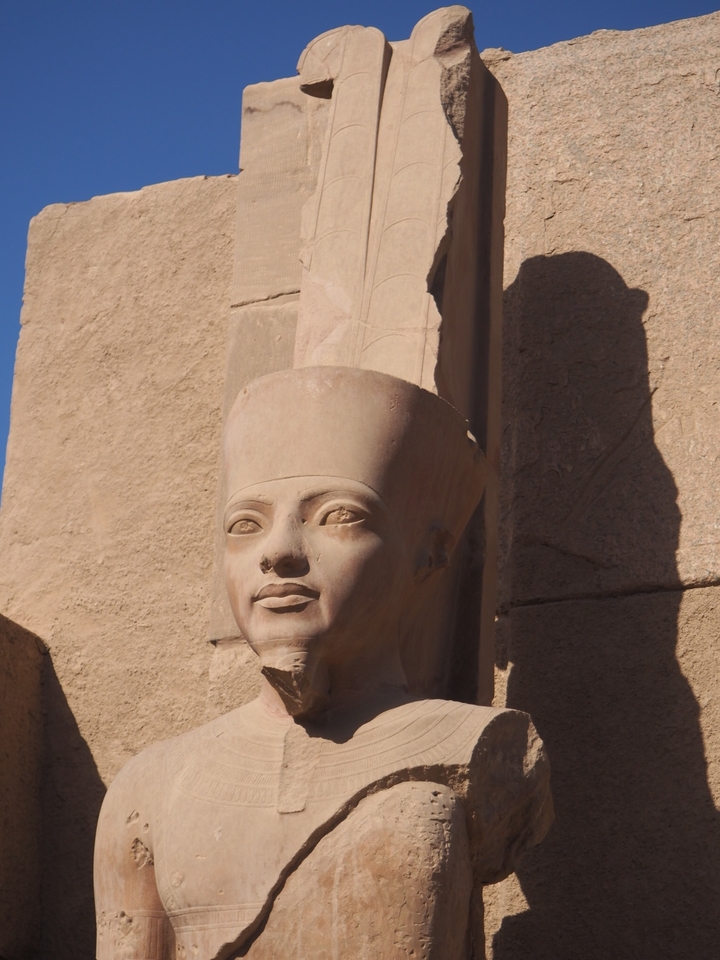 Gros plan d'une statue égyptienne ancienne.