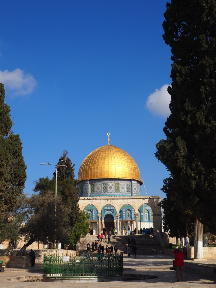 Gros plan du Dôme du Rocher sous un ciel bleu.