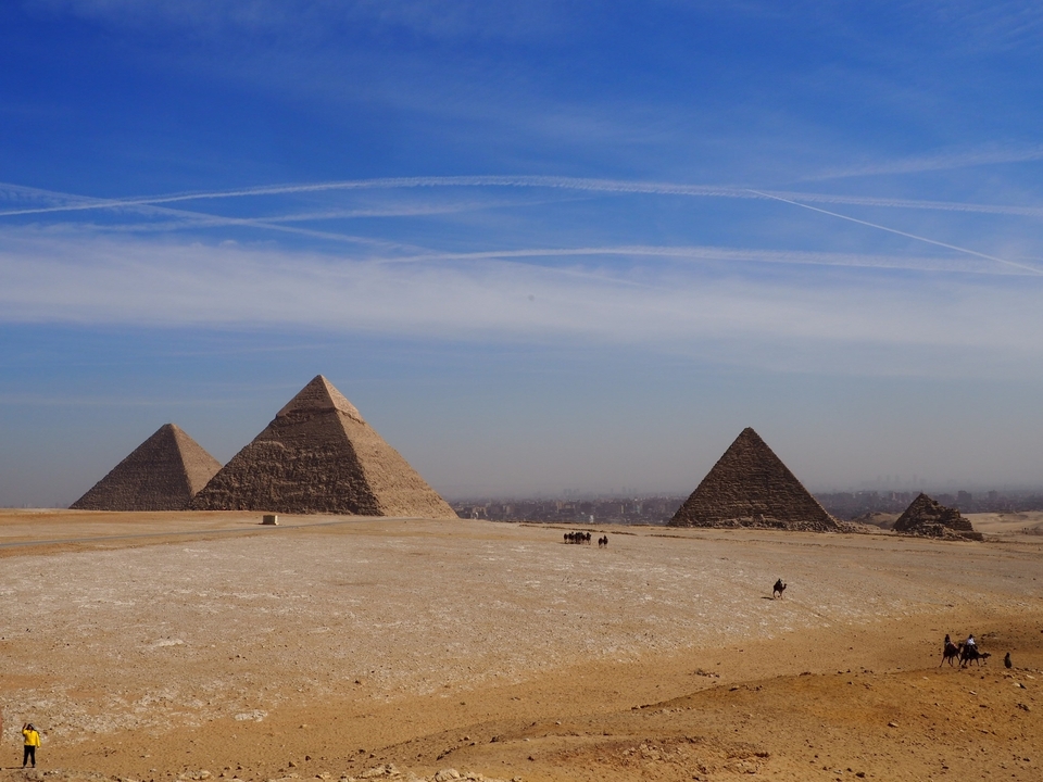 Plan large des pyramides par une journée ensoleillée.