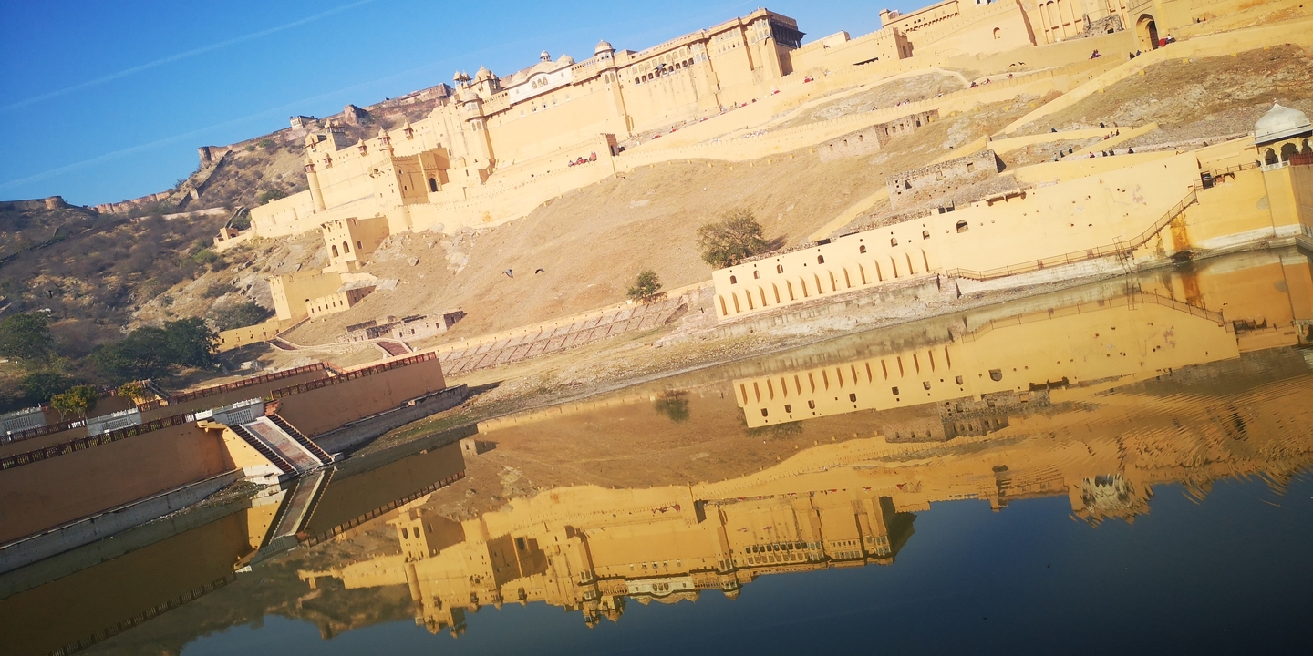 Fort d'Amber reflété dans l'eau.