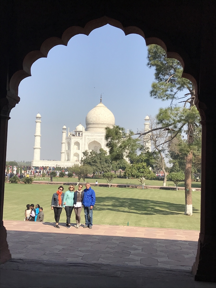 Un groupe de touristes posant devant le Taj Mahal.