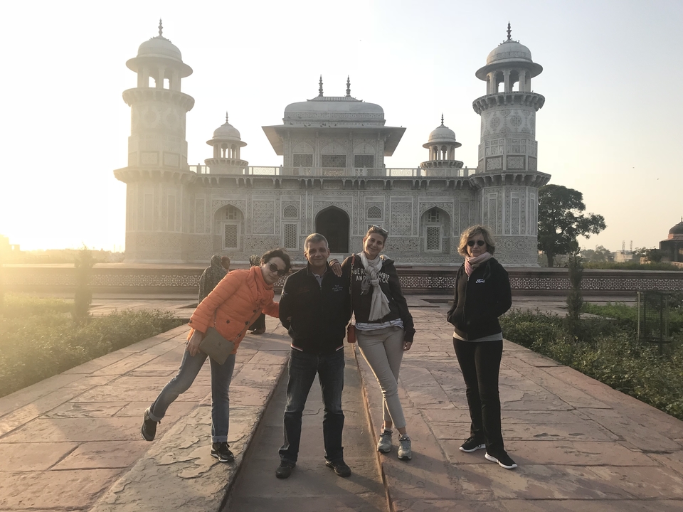 Quatre personnes posant devant le tombeau d'Itmad-ud-Daula.