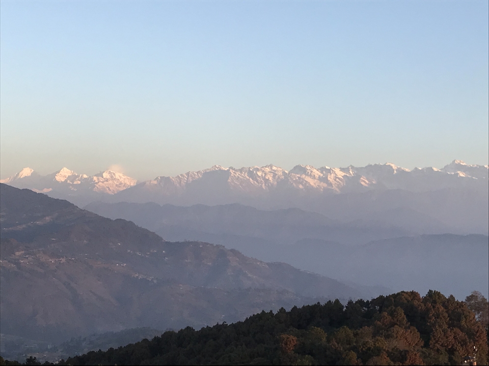 Chaîne de montagnes de l'Himalaya aux sommets enneigés sous un ciel clair.