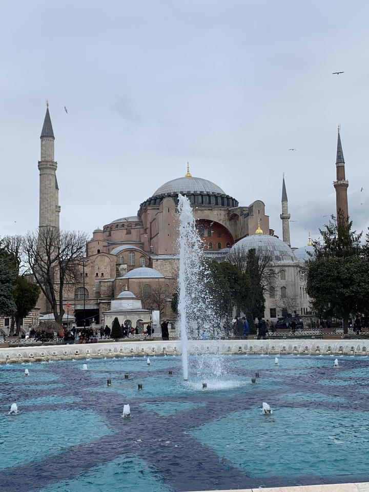 Fontaine devant Sainte-Sophie avec des gens et des arbres.