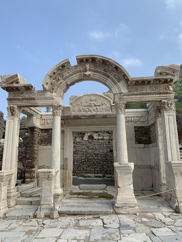 Ruines romaines avec des sculptures complexes et des colonnes.
