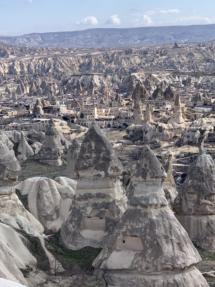 Formations rocheuses et paysage urbain en Cappadoce.