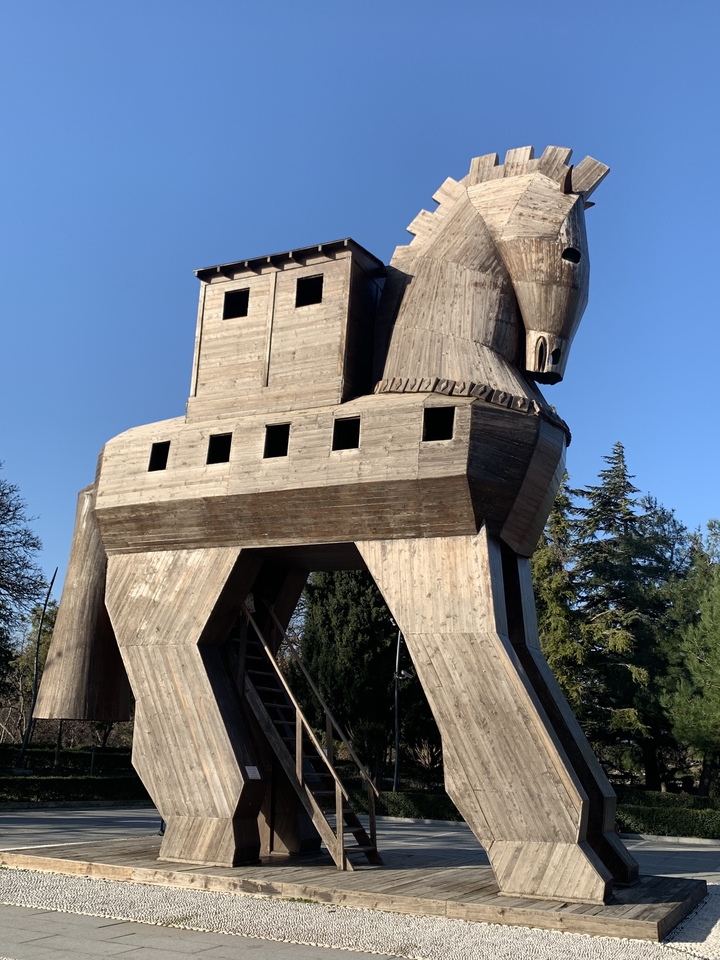 Réplique du cheval de Troie sur un ciel dégagé.