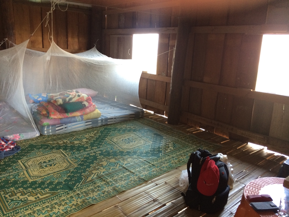 Intérieur d'une chambre avec literie et moustiquaire.