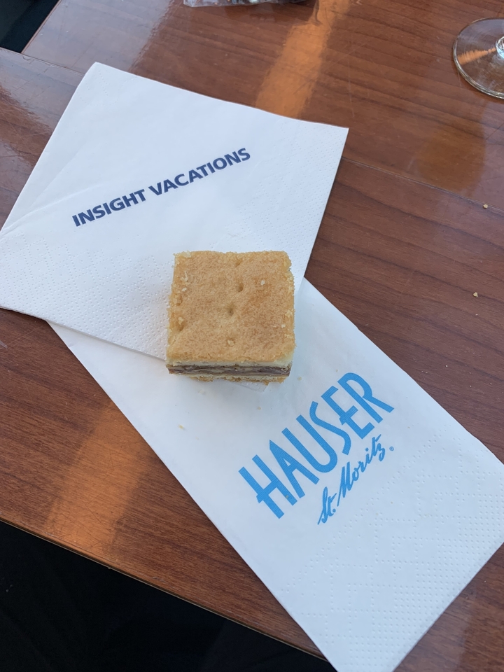 Gros plan d'un dessert sur une serviette.