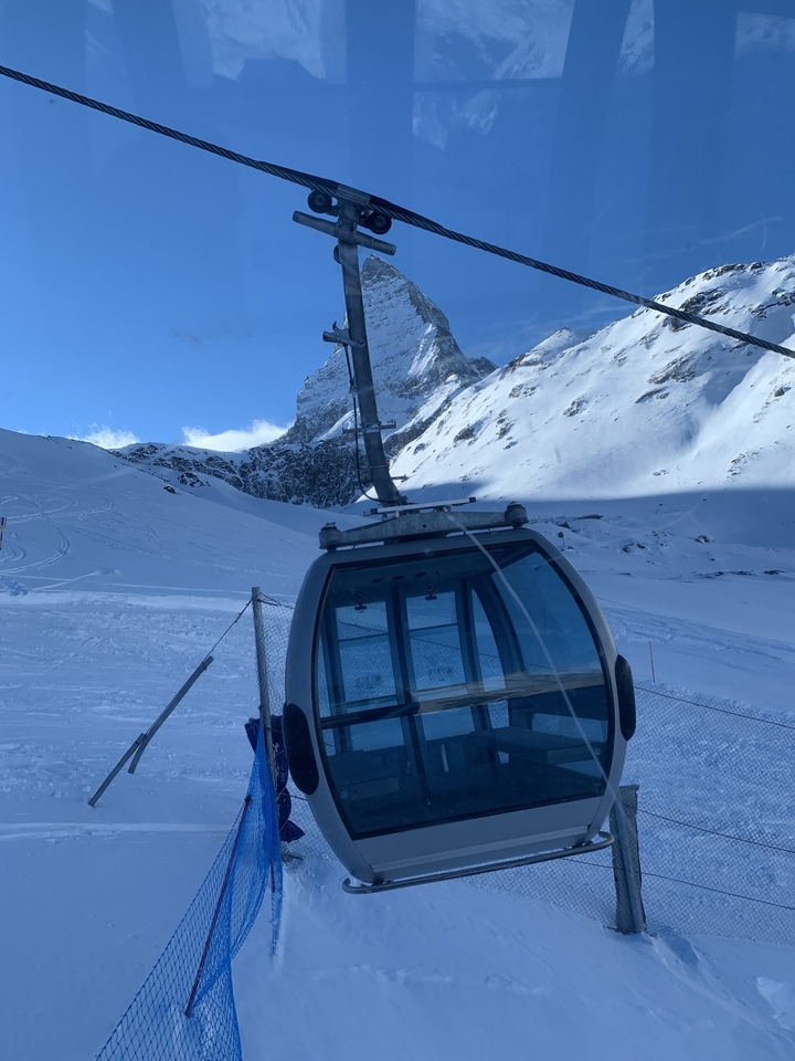 Téléphérique dans un paysage de montagne enneigé.