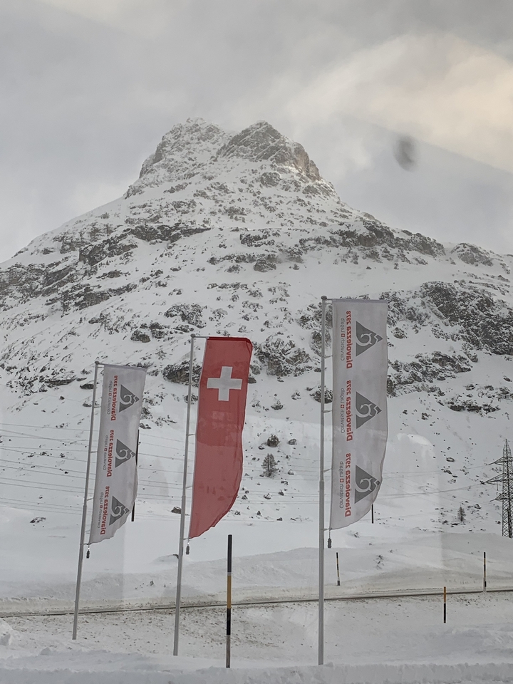 Montagne enneigée avec des bannières.