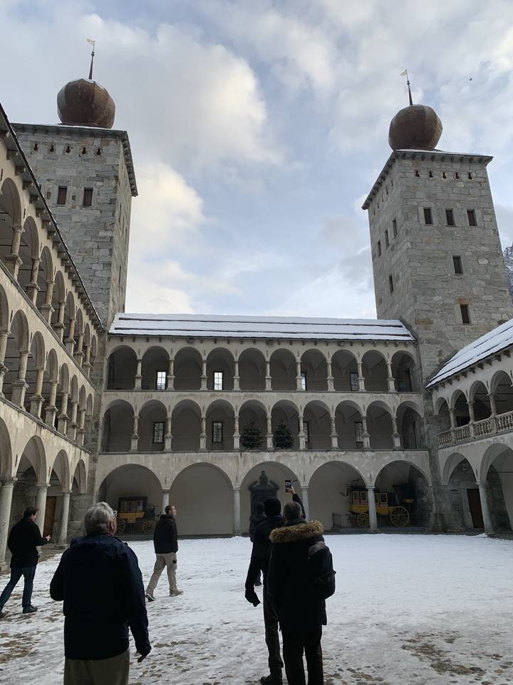 Bâtiment historique avec de la neige au sol.