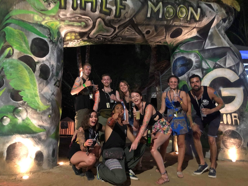 Groupe de personnes faisant la fête avec des décorations en arrière-plan.