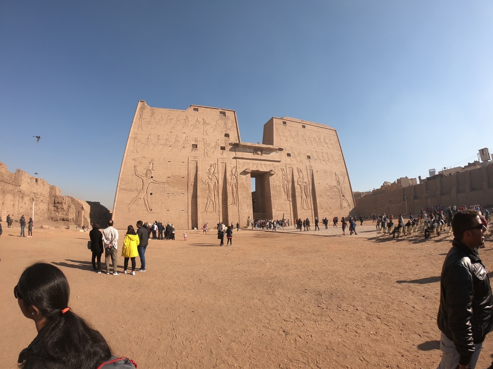 Visiteurs à l'entrée d'un temple égyptien antique