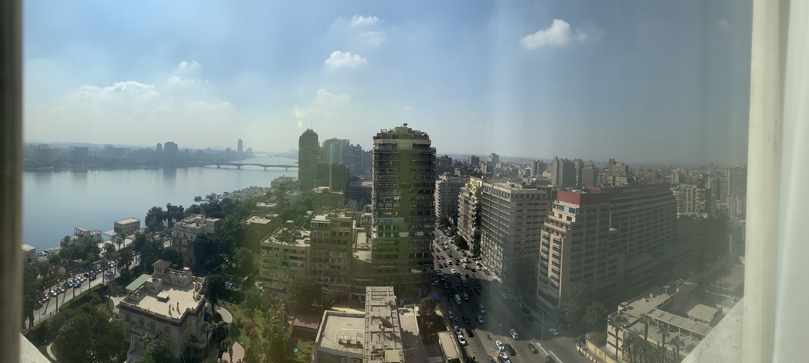 Vue panoramique du paysage urbain du Caire avec le fleuve Nil.
