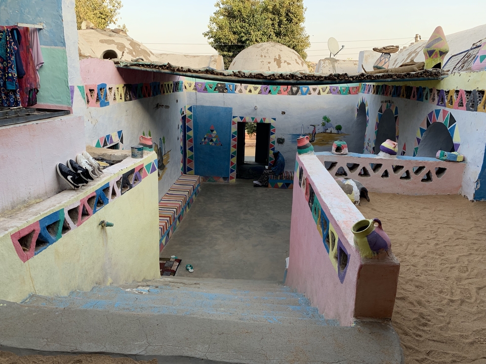 Cour colorée d'une maison nubienne.