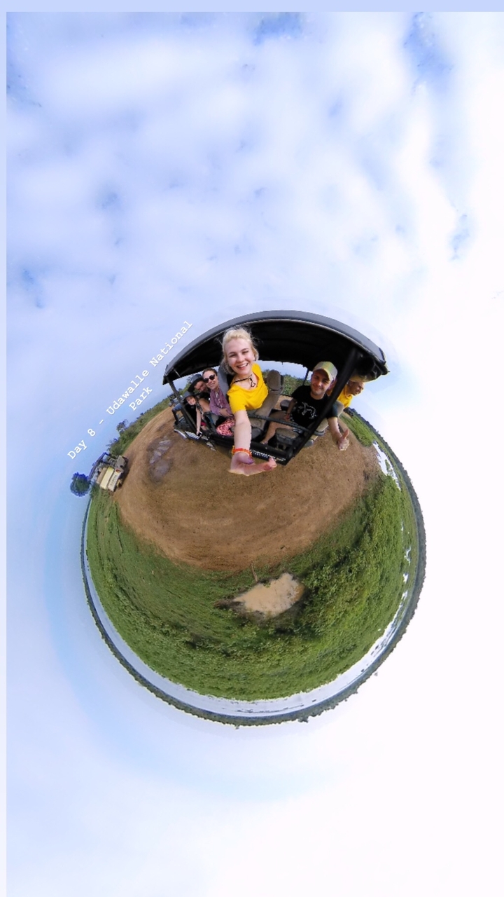 Groupe dans un véhicule de safari marqué « Parc national d'Udawalawe ».