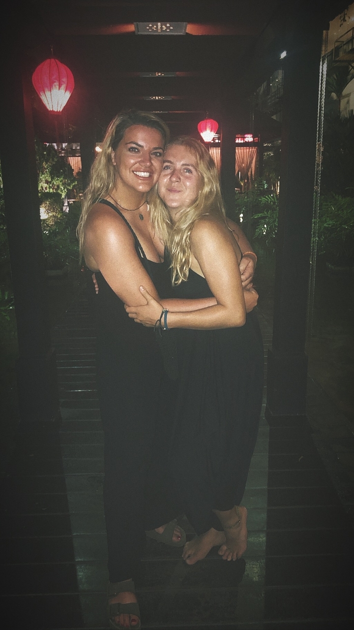 Deux personnes qui s'enlacent dans la nuit avec un environnement sombre.