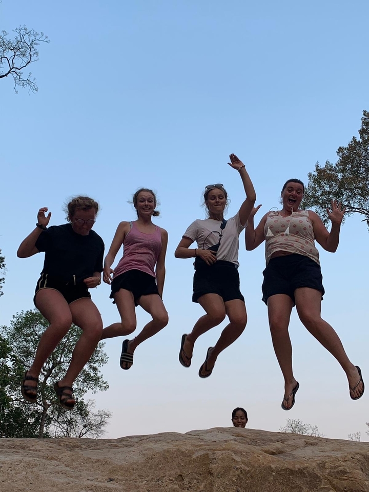 Quatre personnes qui sautent en l'air d'excitation.