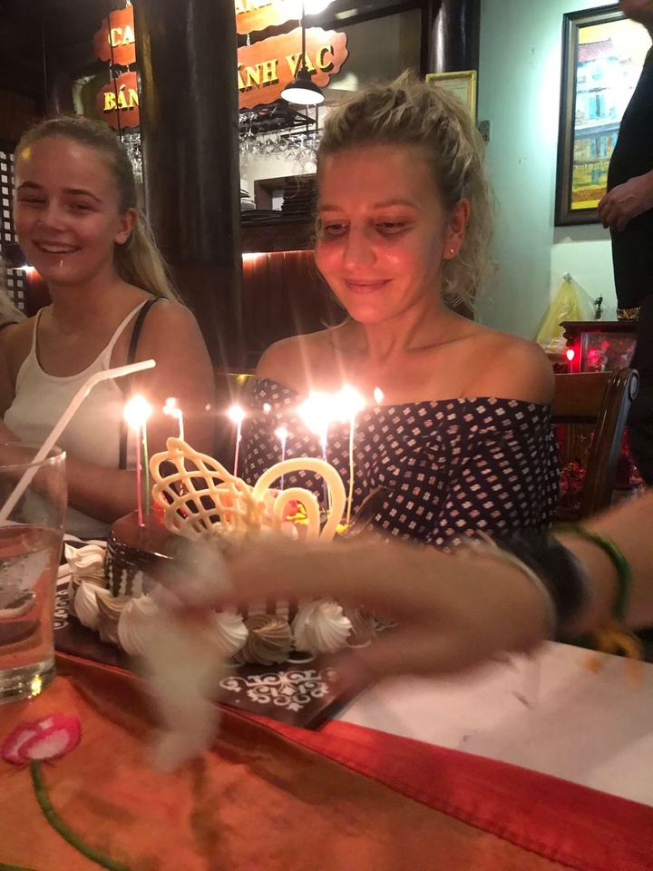 Célébration d'anniversaire avec un gâteau et des bougies.