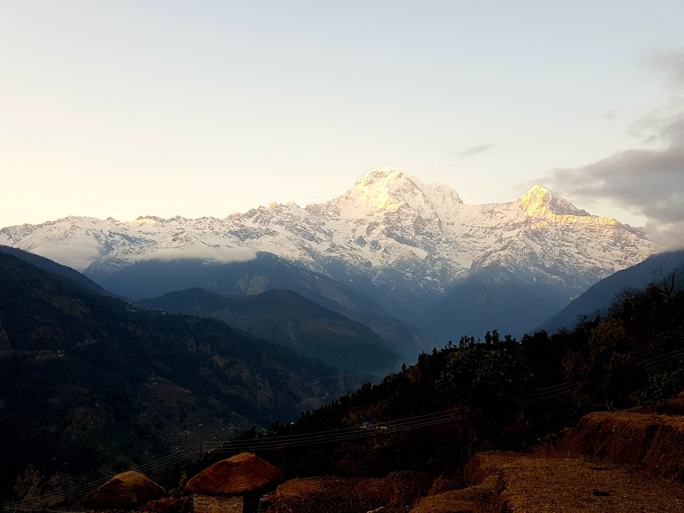Une vue magnifique de montagnes enneigées au coucher du soleil.