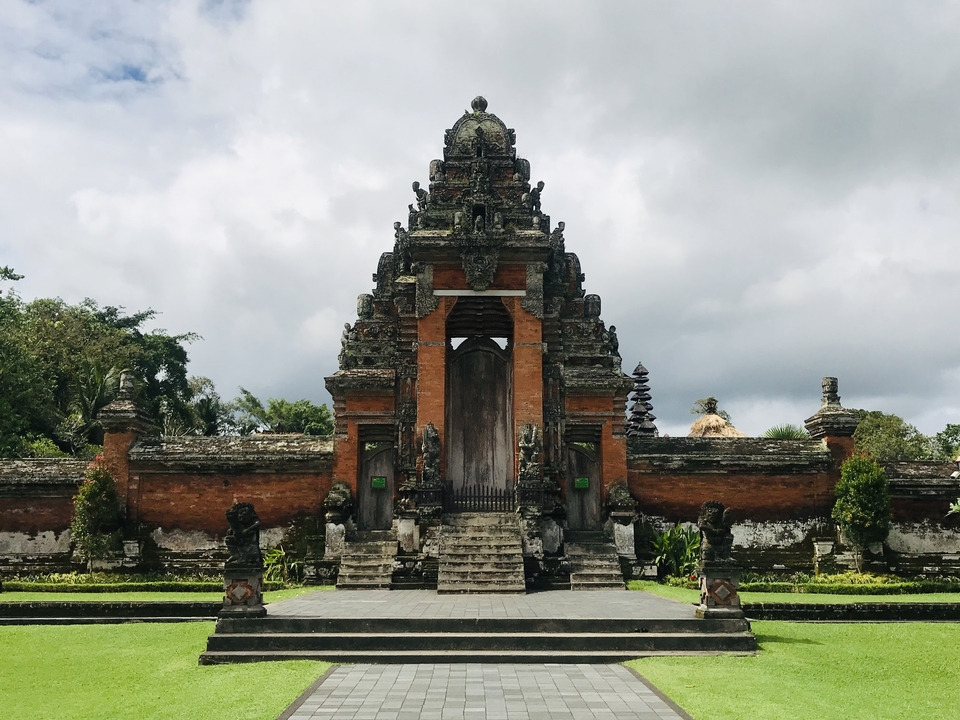 Vue de face d'un temple avec un ciel dégagé.