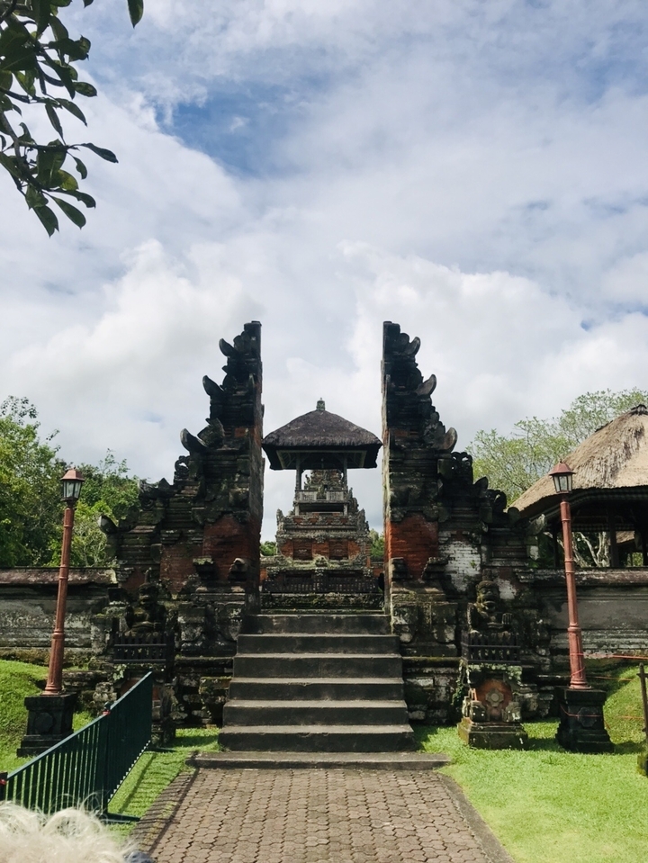 Bâtiment de temple traditionnel avec ciel nuageux.