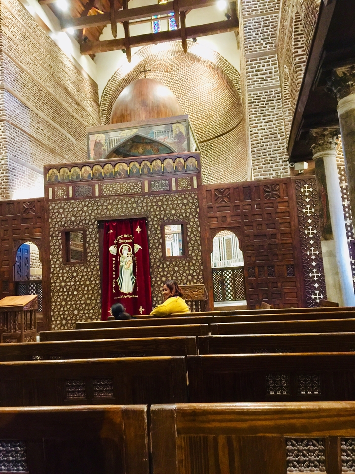 Intérieur d'une église avec des murs décoratifs.