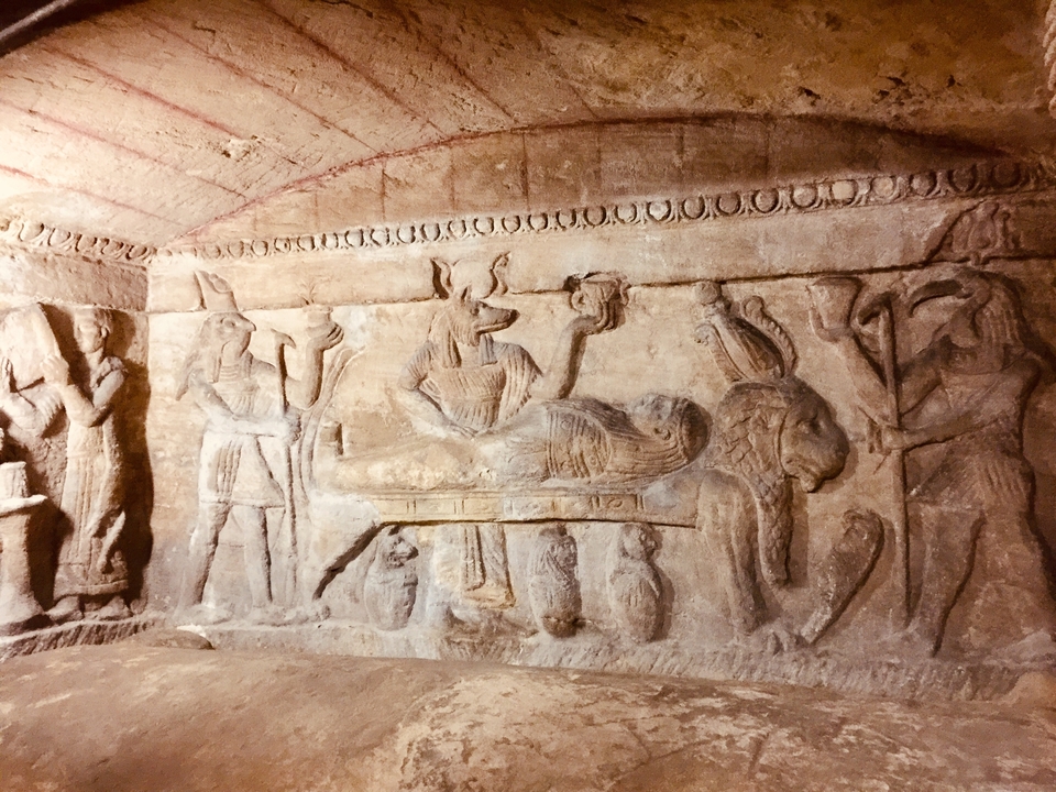 Sculpture en relief de l'Égypte antique représentant des divinités.