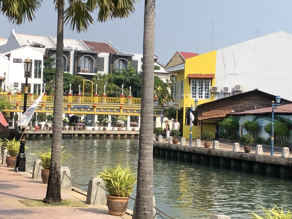 Architecture colorée au bord du canal avec un pont.