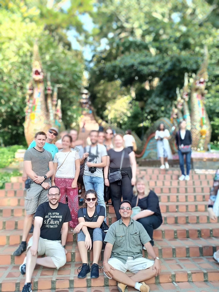 Groupe de personnes dans les escaliers avec des décorations de dragon.
