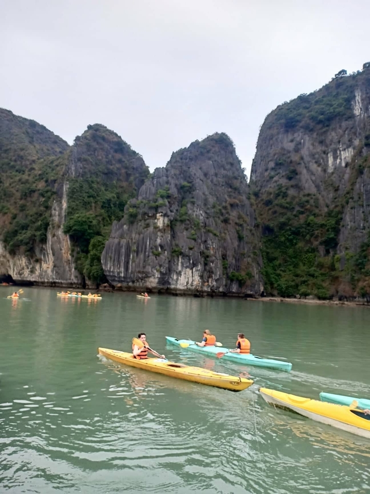 Des personnes faisant du kayak parmi des karsts calcaires.