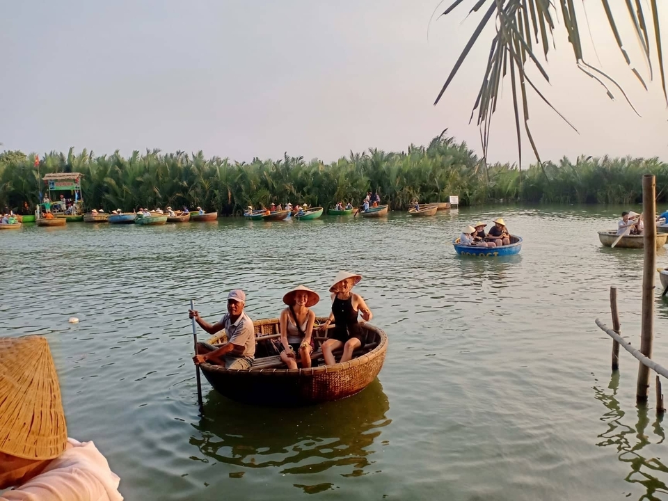 Des gens qui sourient dans un bateau rond sur une rivière.