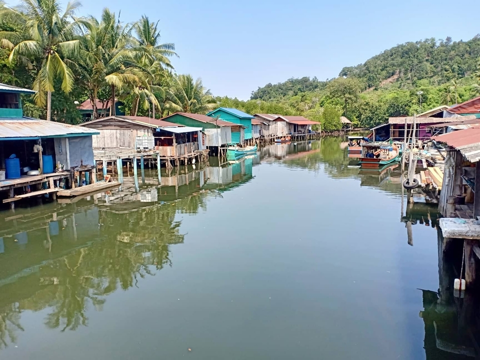 Village au bord de l'eau avec des maisons colorées.