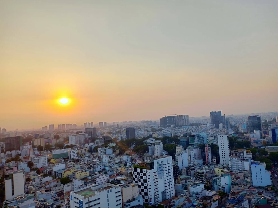 Skyline de la ville au coucher du soleil.