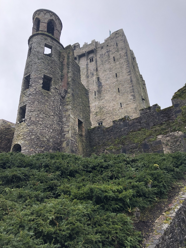 Gros plan sur les murs de pierre et les ruines.
