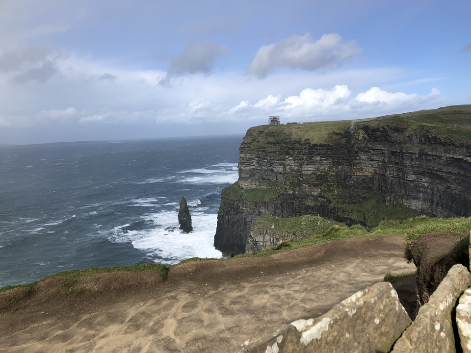 Vue panoramique des falaises de Moher avec la mer.