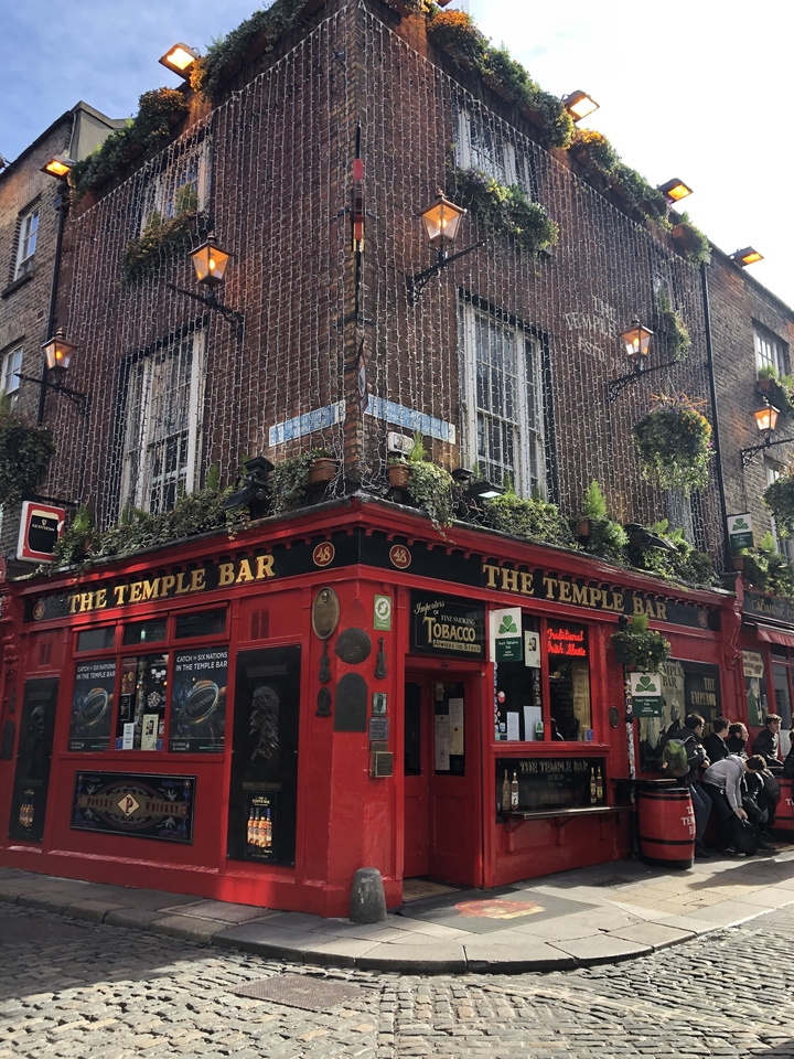 Un bar animé avec une façade rouge connu sous le nom de The Temple Bar.