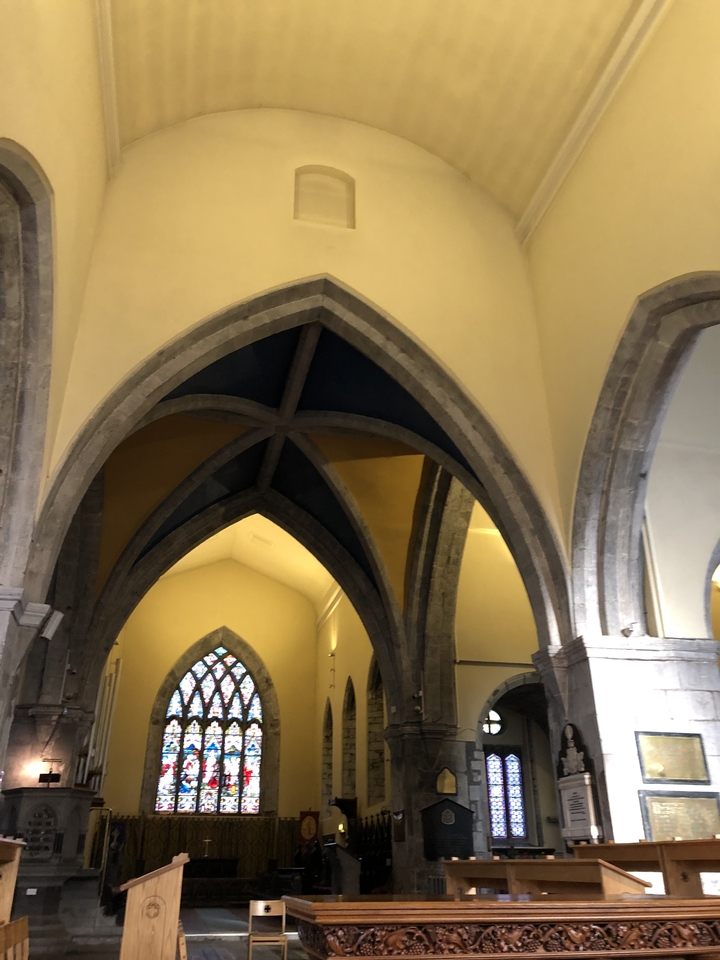 Intérieur d'une église avec des voûtes.