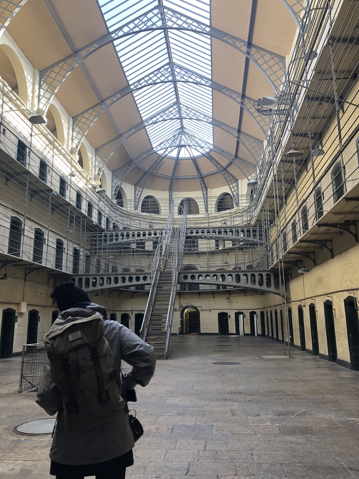 Intérieur d'une prison historique avec un dôme et des escaliers.