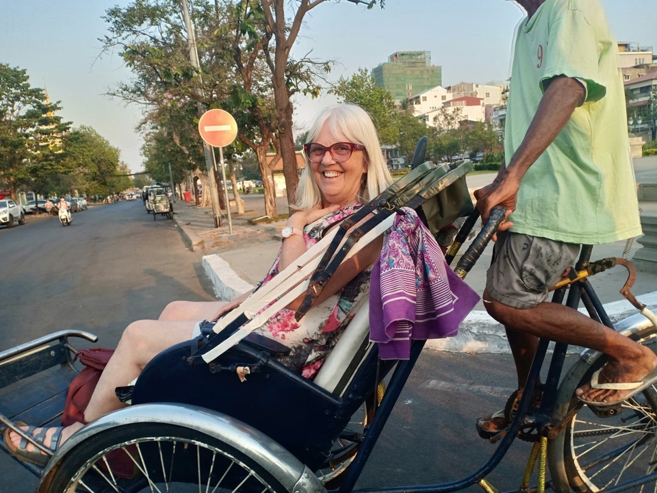 Une femme souriante dans un pousse-pousse.