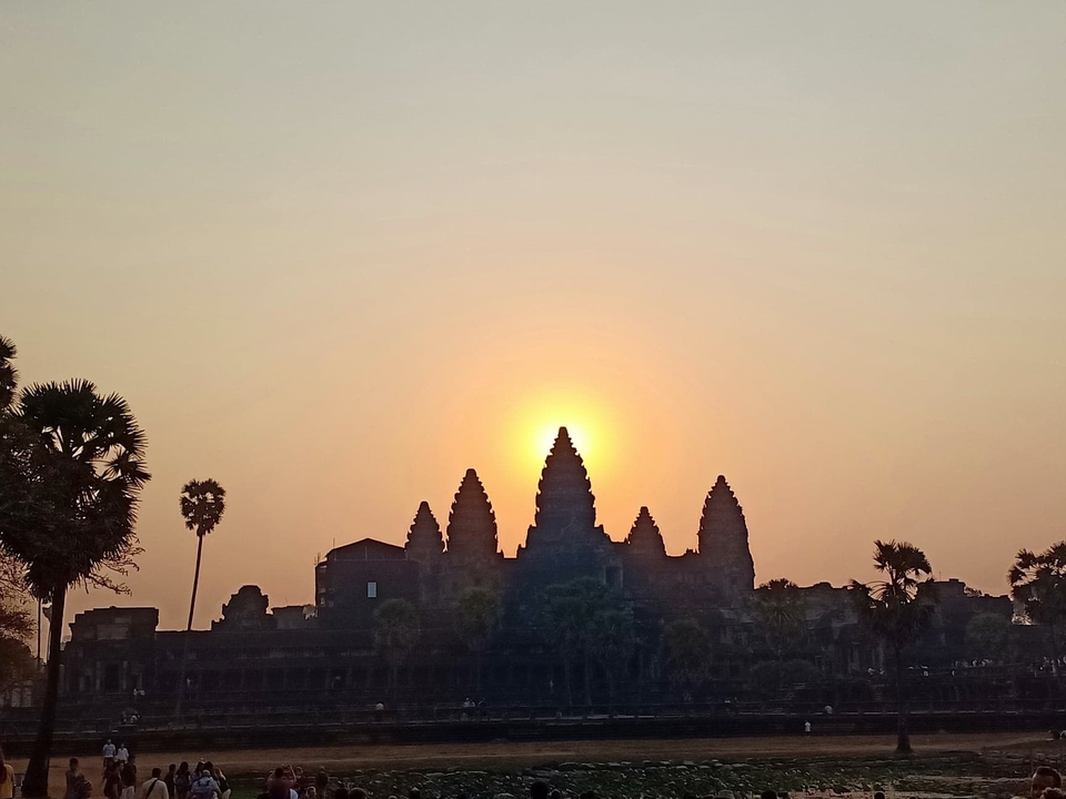 Vue du coucher de soleil sur la silhouette d'Angkor Vat.